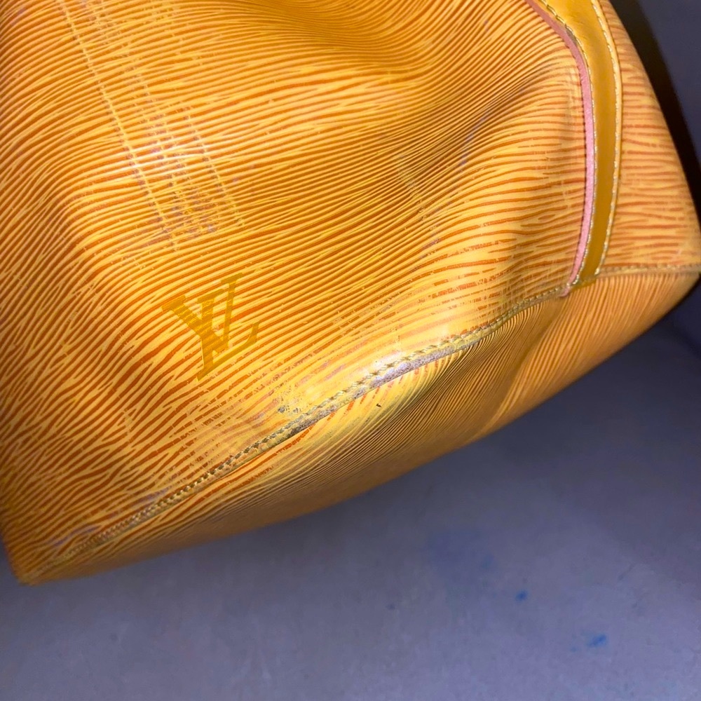 Authentic Louis Vuitton Noe Epi MM bag in canary colour - Picture 11 of 16